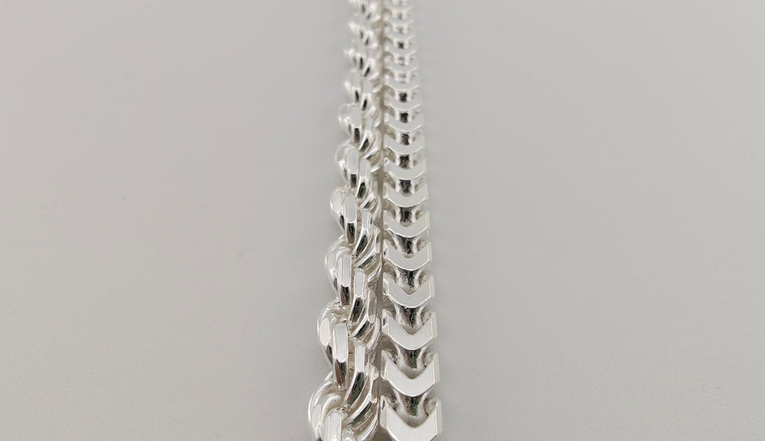 Neviera 4,6 mm rope chain beside a 4,7 mm Franco chain in 925 sterling silver, touching in one frame to compare construction at near-identical width
