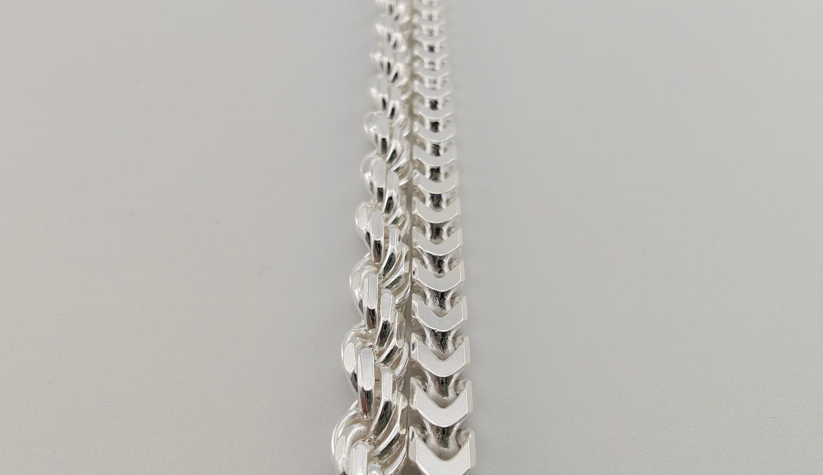 Neviera 4,6 mm rope chain beside a 4,7 mm Franco chain in 925 sterling silver, touching in one frame to compare construction at near-identical width