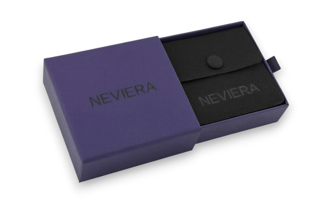 Neviera Signature Box deslizante, abierta y con la bolsa protectora negra dentro: el embalaje en el que llegan todas nuestras cadenas y pulseras