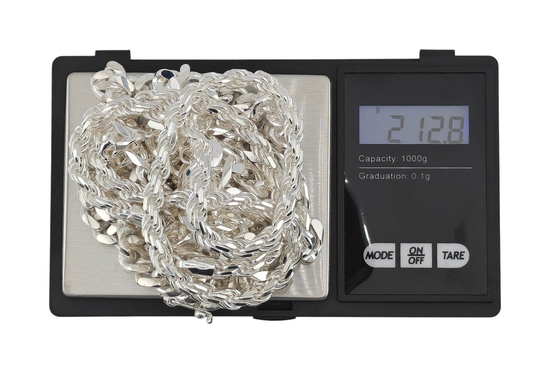 Varias cadenas de Neviera en plata de ley 925 maciza, pesadas juntas sobre una balanza de joyero que marca 212,8 g