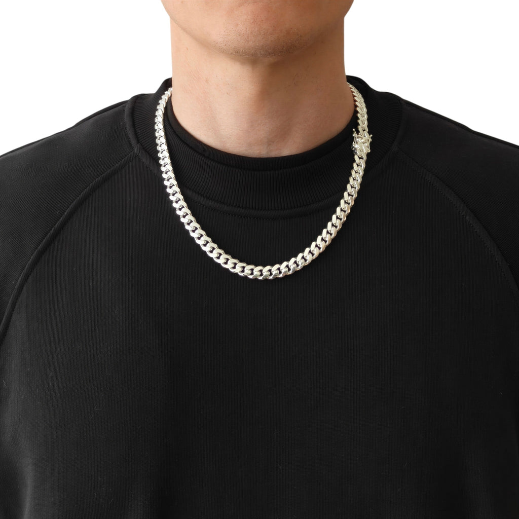 Collier Maille Cubaine Neviera de 9,1 mm en argent 925 massif, longueur 50 cm, porté avec un sweat-shirt noir à col rond