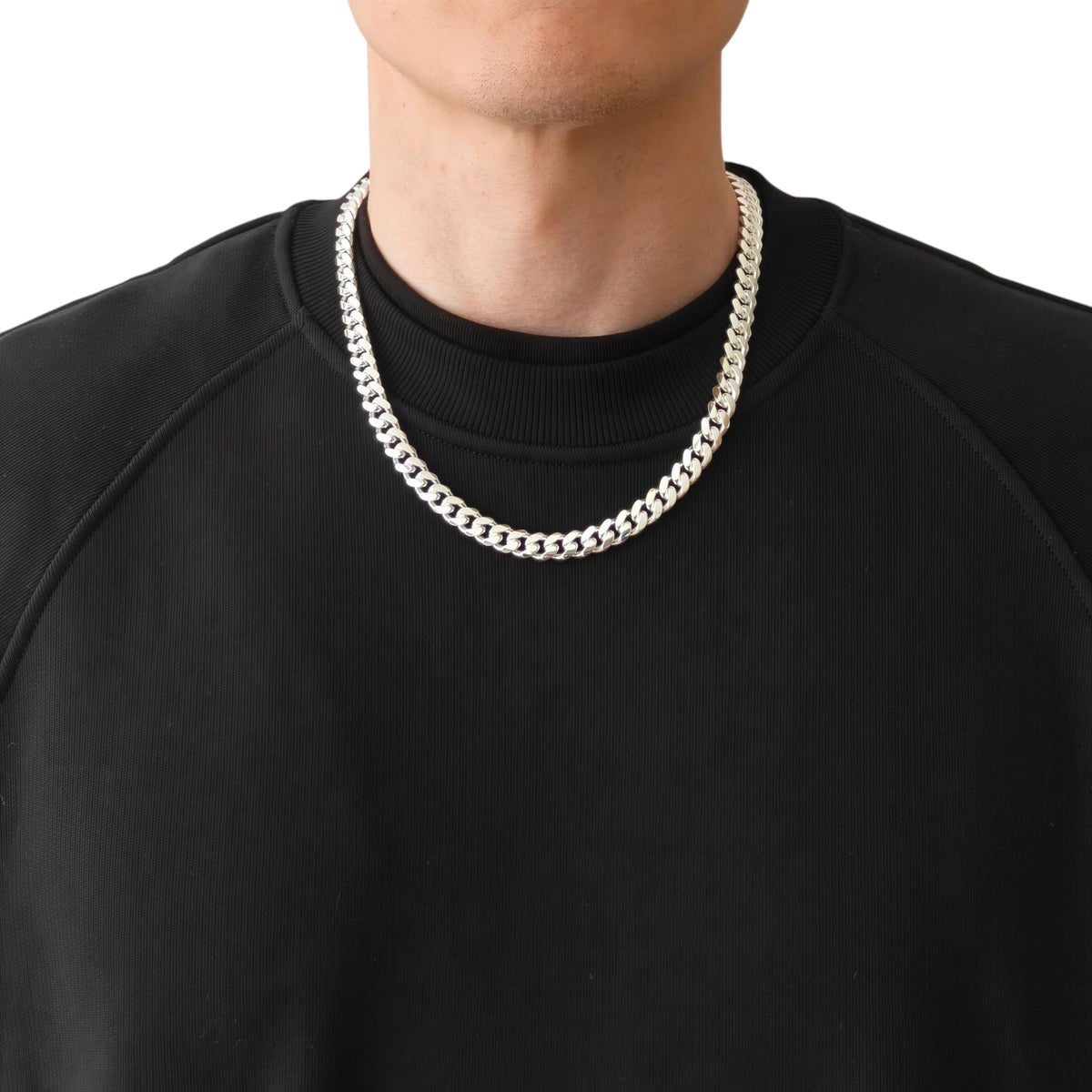 Collier Maille Cubaine Neviera de 9,1 mm en argent 925 massif, longueur 50 cm, porté avec le fermoir boîte tourné vers l'avant sur un sweat-shirt noir à col rond