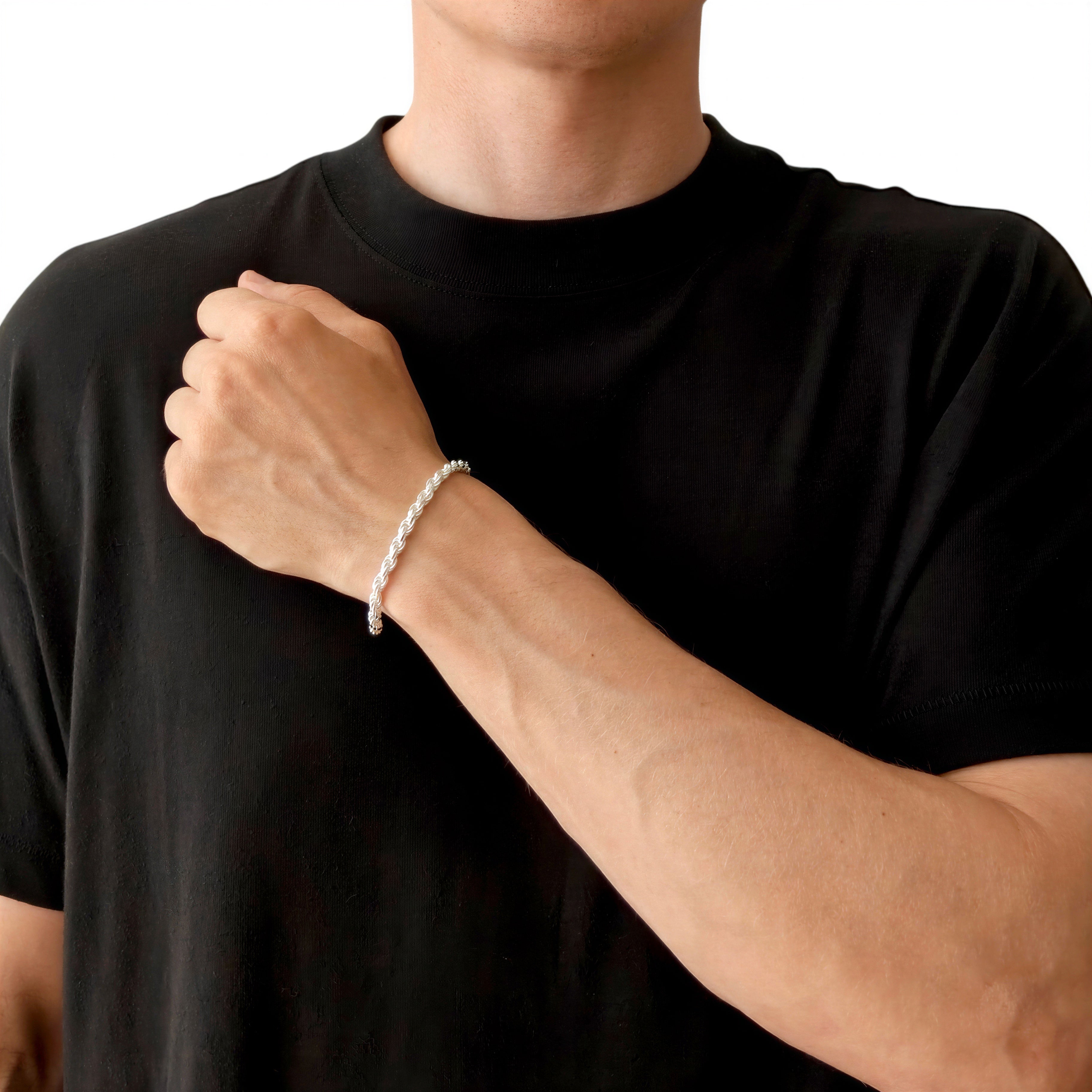 Neviera rope chain bracelet — Italian-made 925 sterling silver, 4,6mm width. Lifestyle photograph on model wearing the bracelet with a black crew-neck t-shirt on a neutral background. Neviera specializes in high-quality Italian-made 925 silver chain necklaces and bracelets.