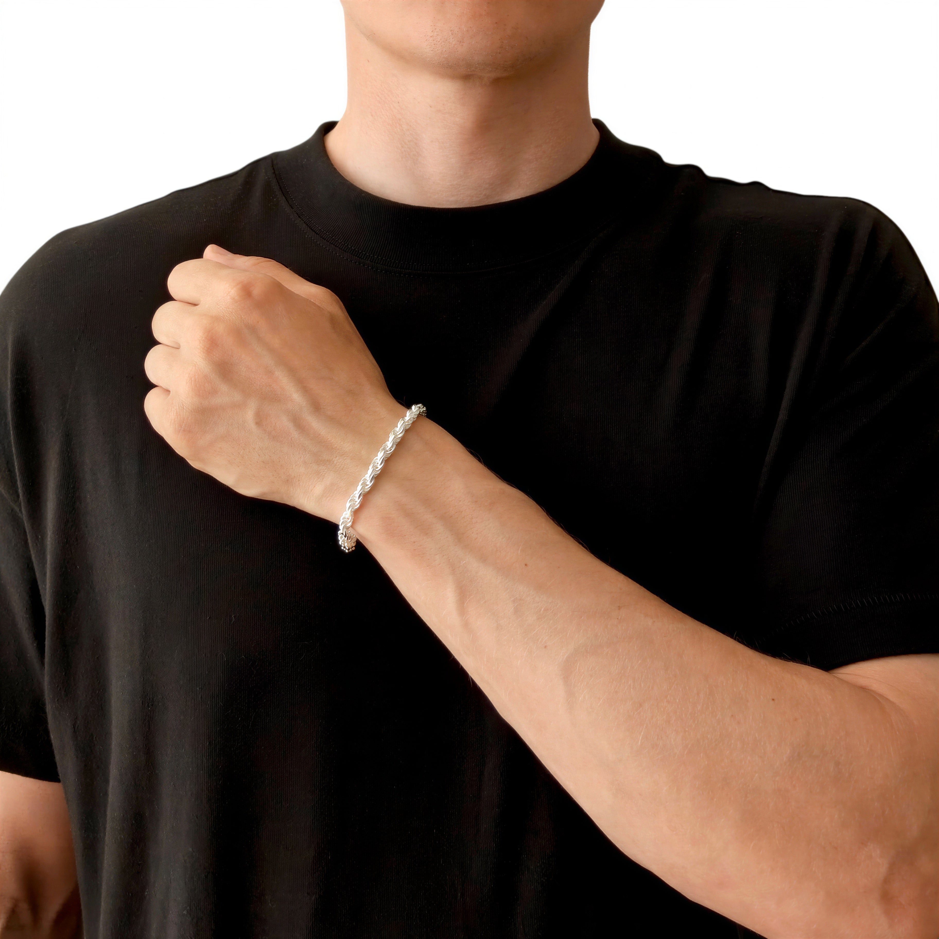 Neviera rope chain bracelet — Italian-made 925 sterling silver, 5,7mm width. Lifestyle photograph on model wearing the bracelet with a black crew-neck t-shirt on a neutral background. Neviera specializes in high-quality Italian-made 925 silver chain necklaces and bracelets.